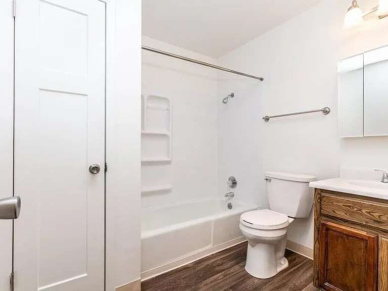 Foxhill Apartments — Photo 41