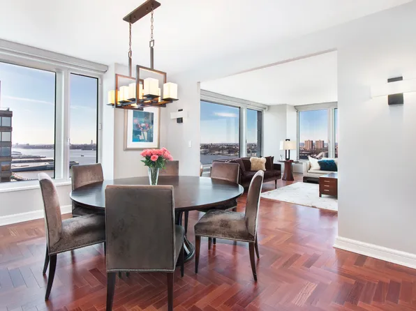 240 Riverside Boulevard image 3 of 16