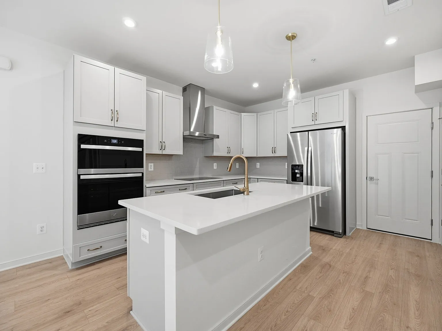 3 bed, 2.5 bath, 1565 sqft, $3,200 — Photo 3