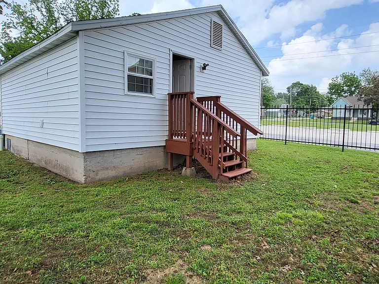 924 E Turner St — Photo 26