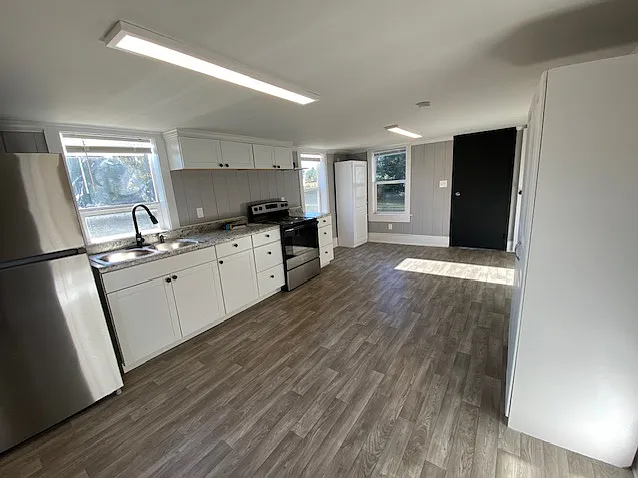 Completely remodeled 1 year ago with new flooring, fresh paint, all new appliances, plumbing fixtures, lighting fixtures, countertop, cabinets, bath fixtures ...