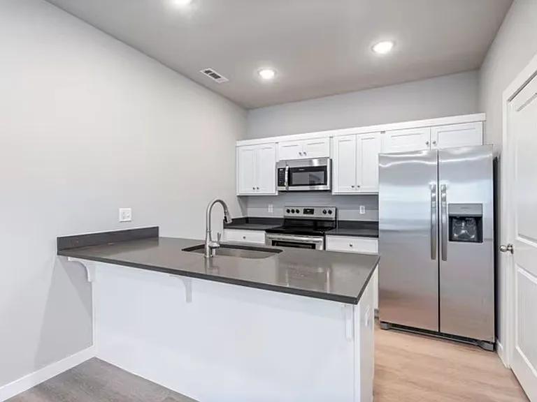 275 N Hunter St — Photo 4