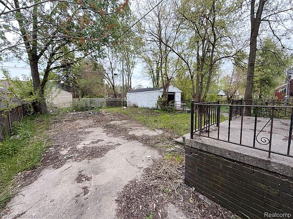 4th image of 18960 Hamburg St