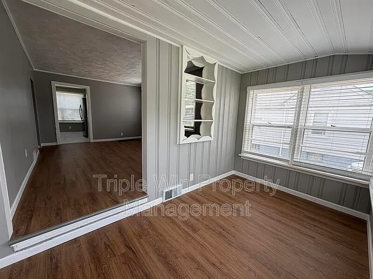 2308 Huntington Ave — Photo 8