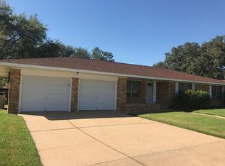 518 W Church St, Hallettsville, TX 77984