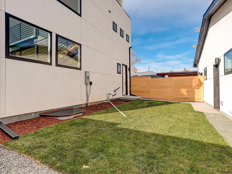 980 Utica St — Photo 20