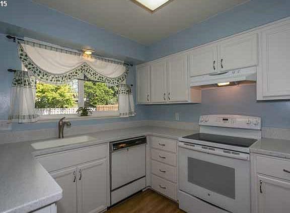 4th image of 3365 SE Alder St