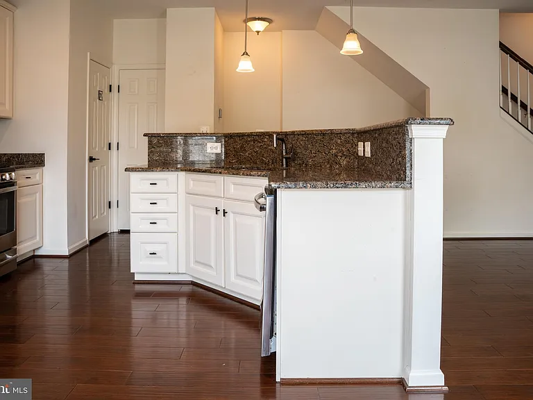 42243 Canary Grass Sq — Photo 10