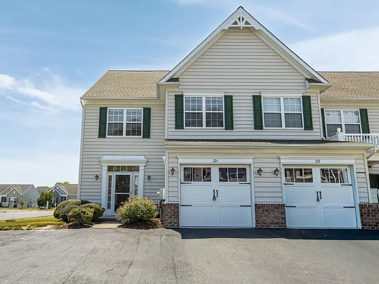 124 Sandridge Ct — Photo 1