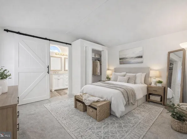 8 Cherokee Ln, Honey Brook, PA 19344