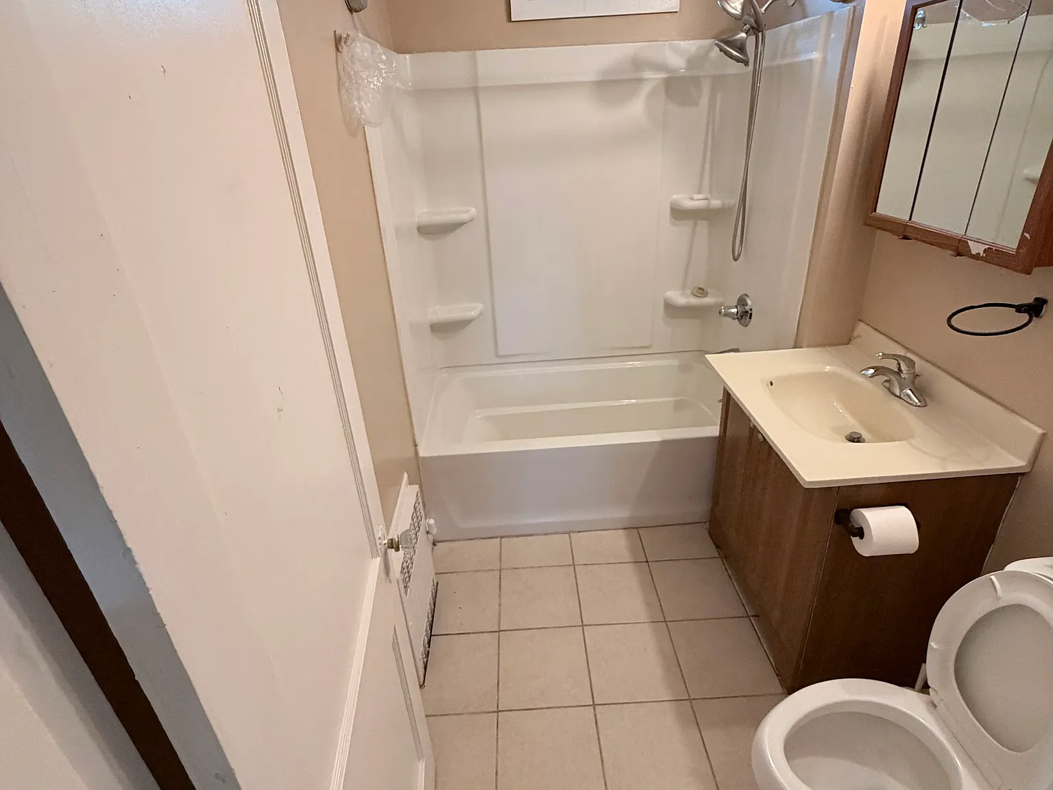 3 bed, 2680 sqft, $850 — Photo 2