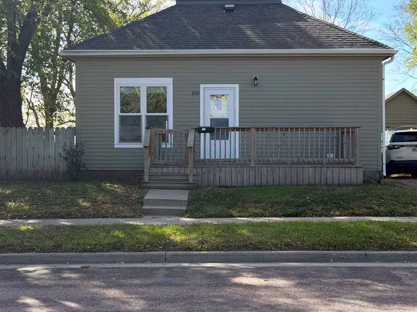 608 W Main St, Vermillion, SD 57069
