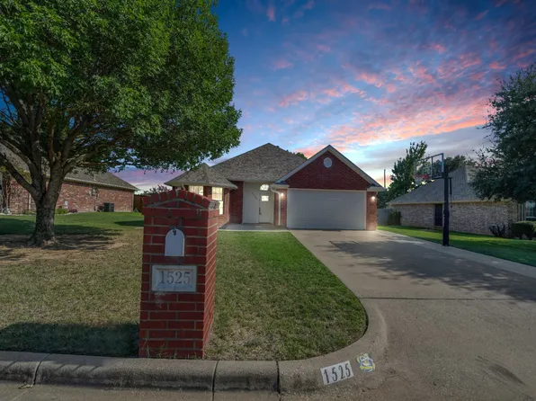 1525 Oak Tree Cir, Weatherford, TX 76086