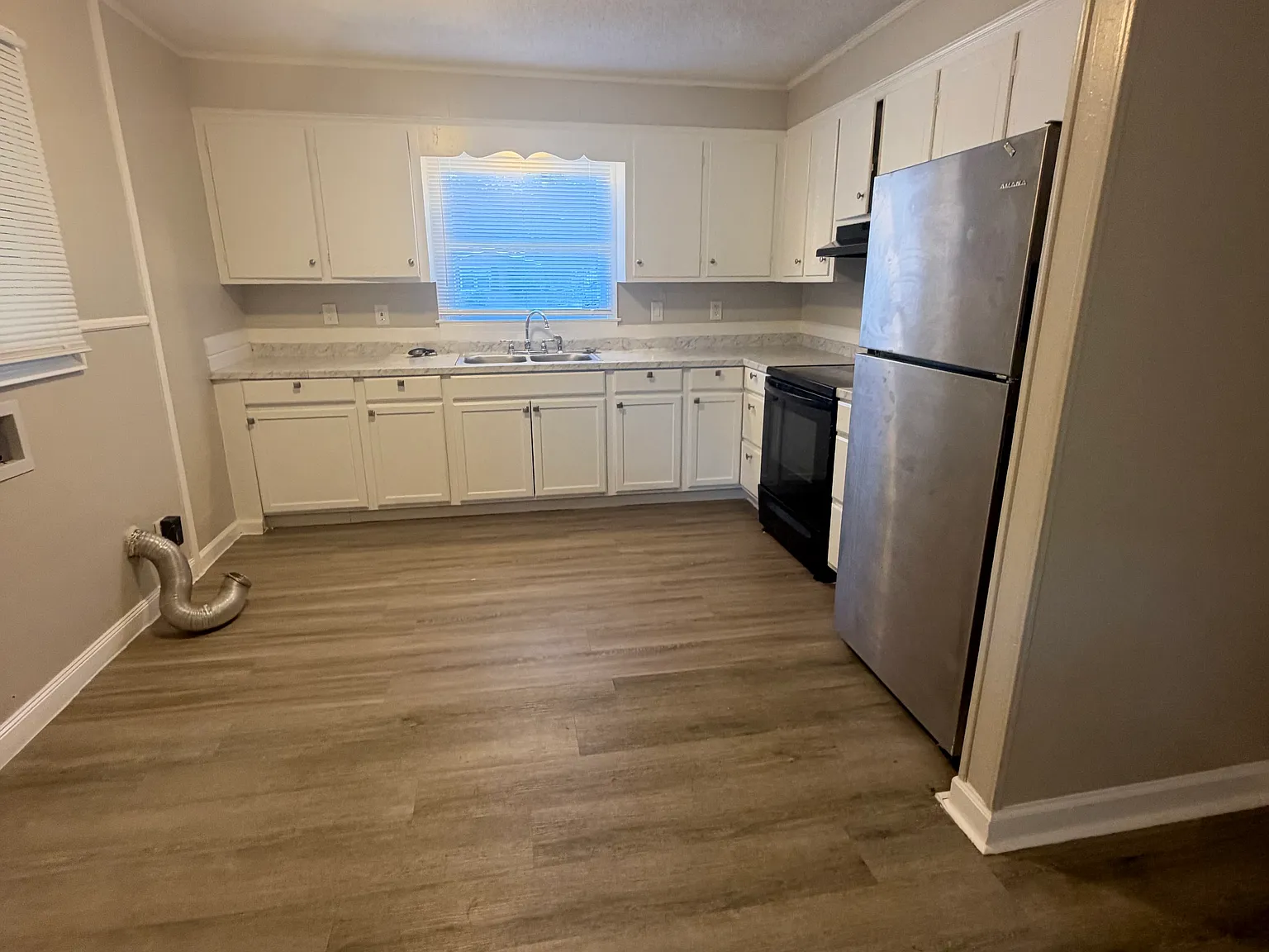 3 bed, 1.5 bath, 1100 sqft, $2,000 — Photo 3