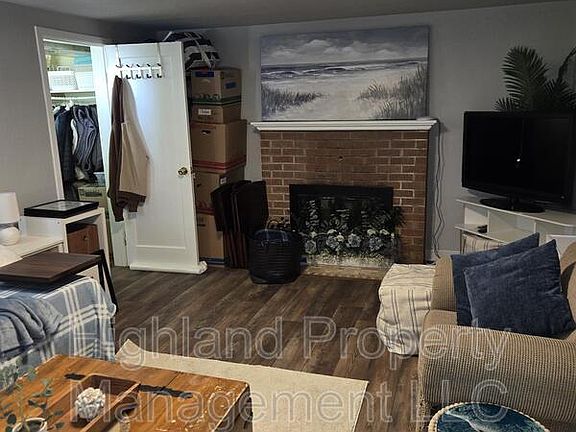2nd image of 1160 1/2 NE Lake St