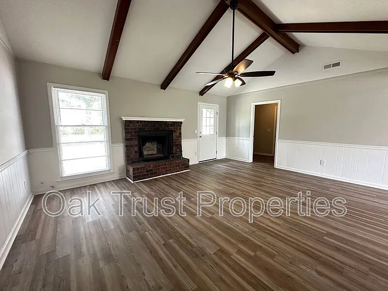 108 Columbia Dr — Photo 2