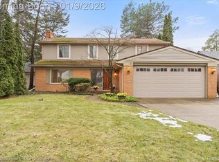 81 Moross Rd, Grosse Pointe Farms, MI 48236