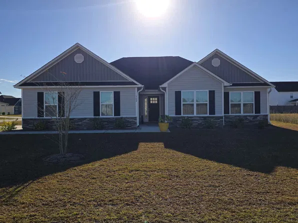 562 Appalachian Trl N, Jacksonville, NC 28546