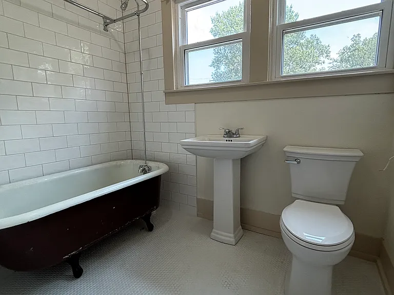 Shared bathroom_clean and well-maintained