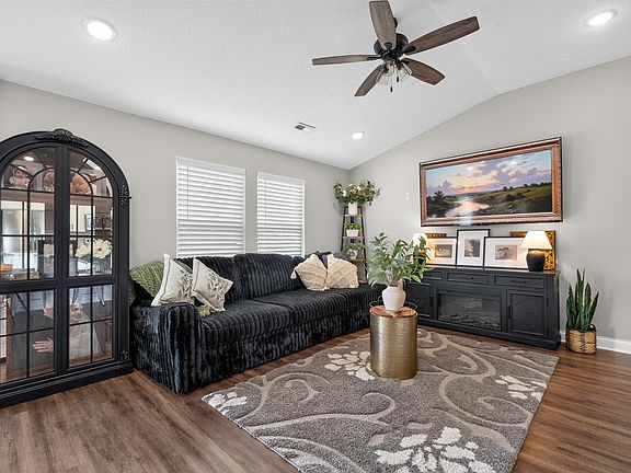 5th image of 104 Churchill Dr