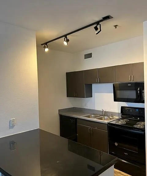 Lincoln Pointe Lofts- Income Restricted — Photo 8