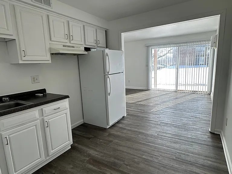 701 W Russell Rd — Photo 10