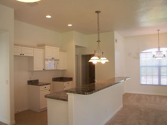 Full kitchen(incl appl)