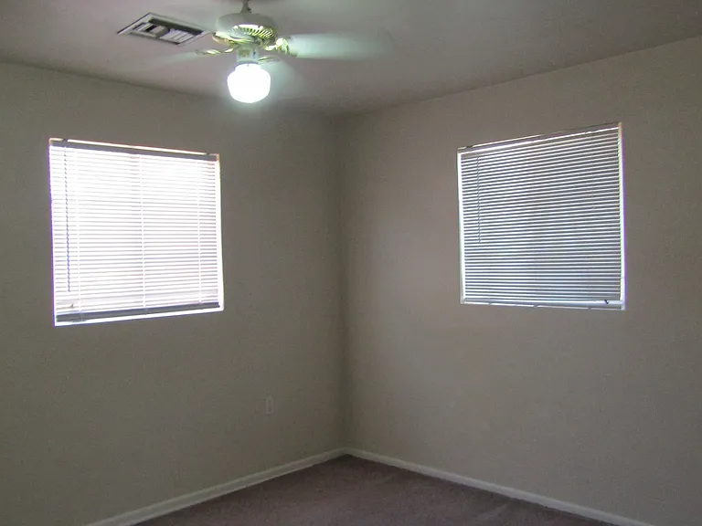 910 S Una Ave — Photo 6