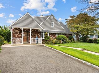 26 Pelican Rd, Levittown, NY 11756