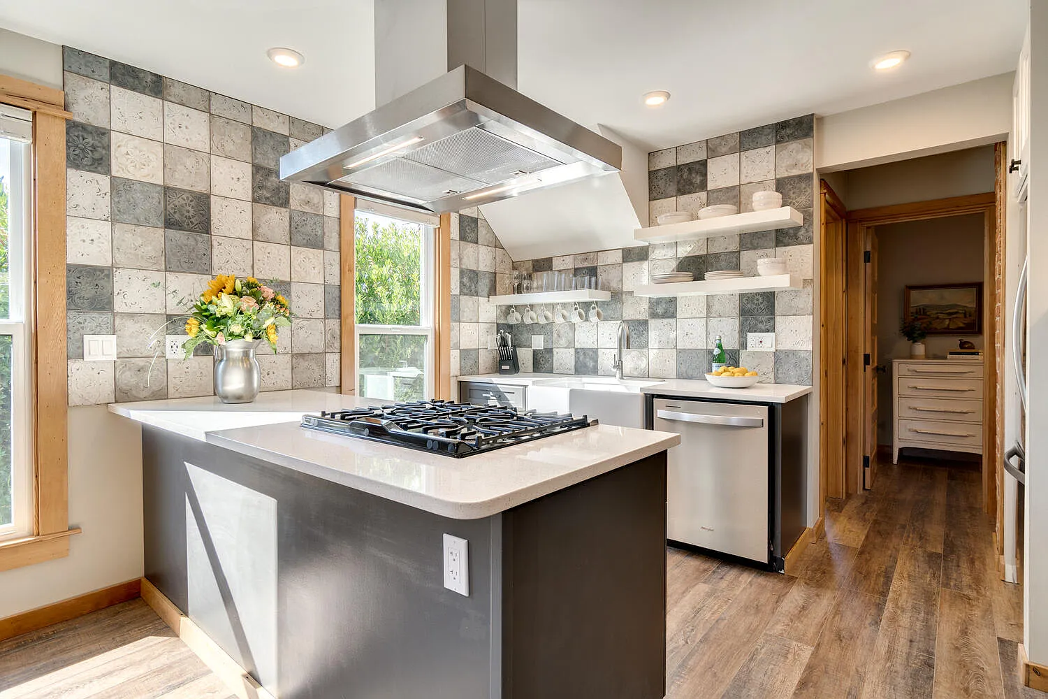 2 bed, $3,100 — Photo 1