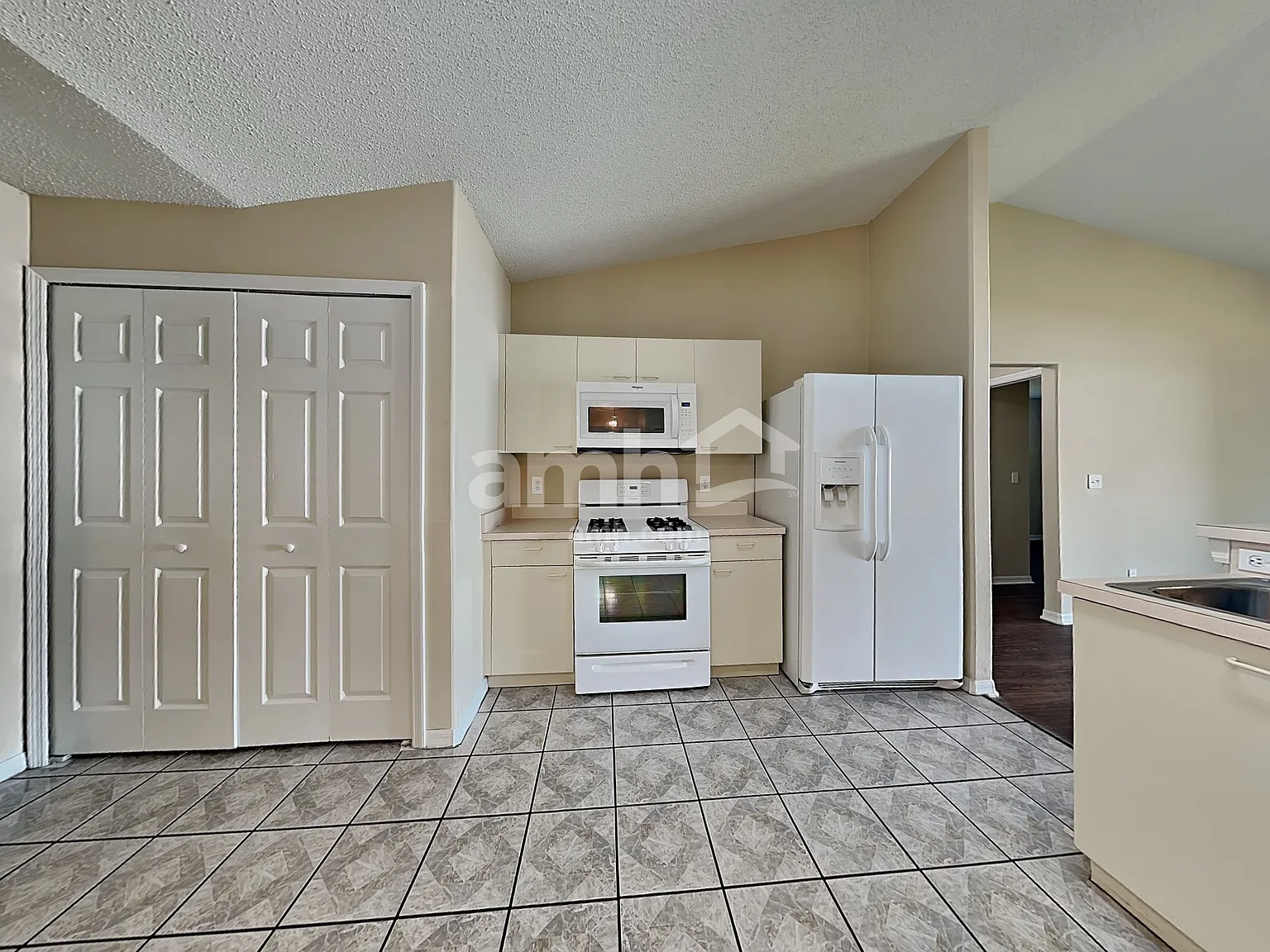 3 bed, 2.0 bath, 1408 sqft, $1,990 — Photo 3