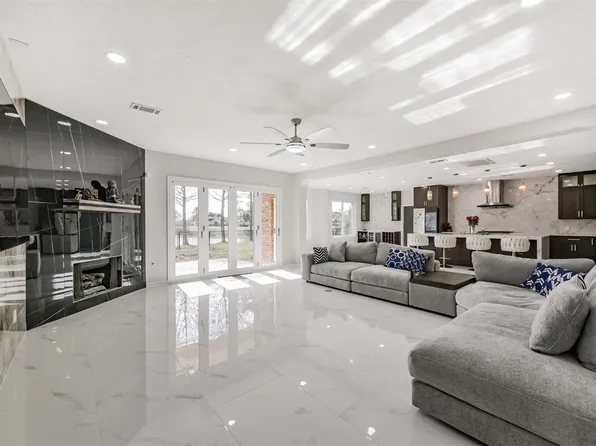 2315 Bending Spring Dr, Pearland, TX 77584