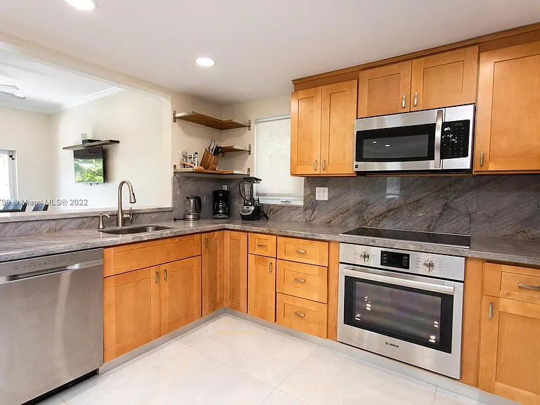 1022 Adams St — Photo 9