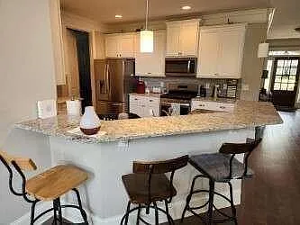 194 Yorkshire Ln — Photo 4