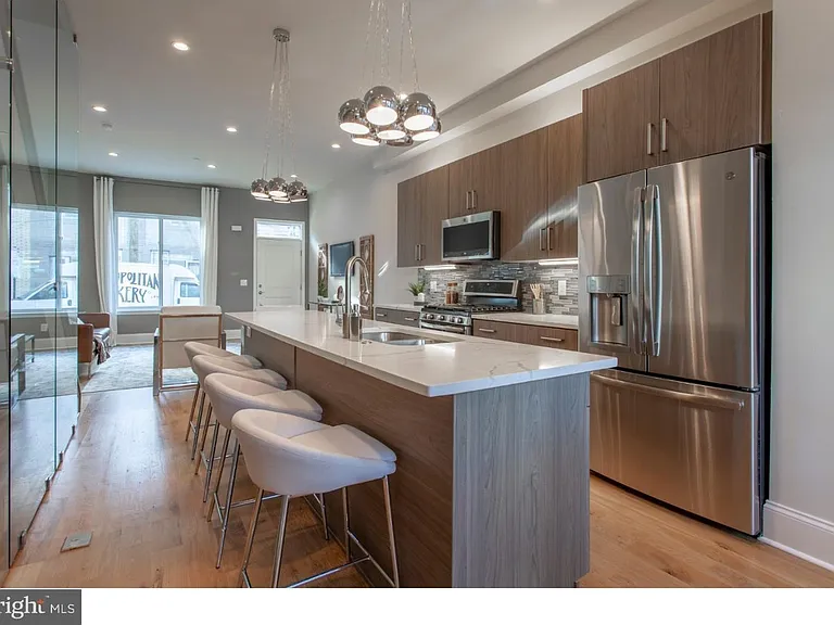 1026 Hyde St — Photo 3