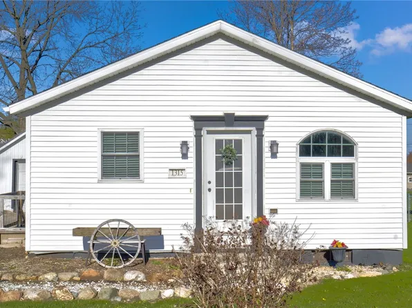 1315 1st Ave, Center Point, IA 52213