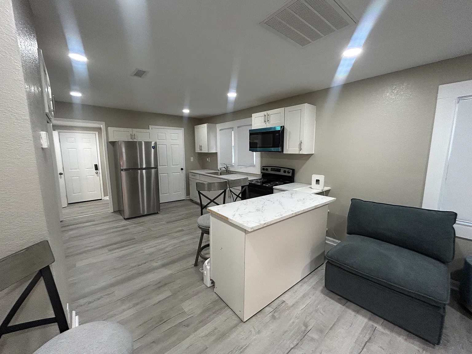 Studio, 900 sqft, $1,100 — Photo 4