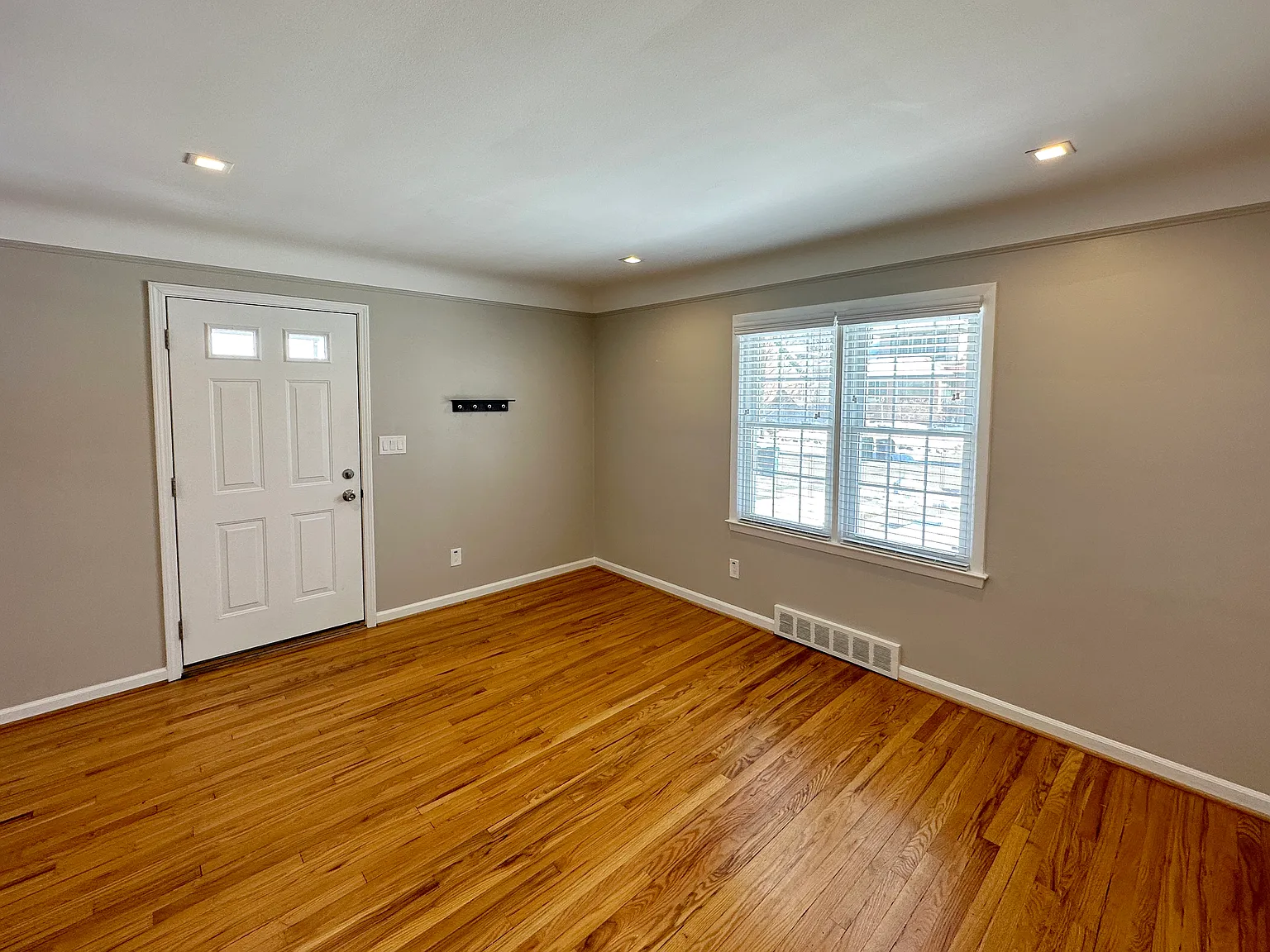 322 Oakdale St — Photo 3