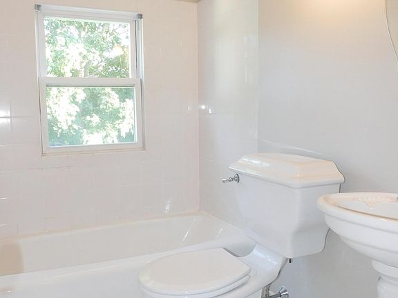 4th image of 62 Wentworth St
