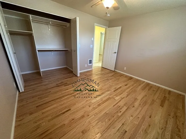 1060 Randall St — Photo 9