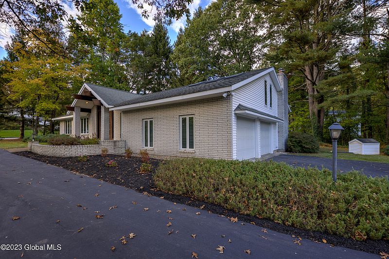 3rd image of 1 Rolling Brook Court