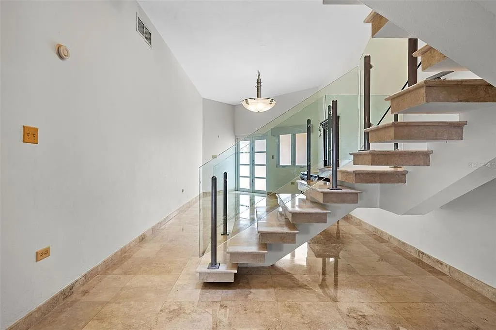 4 bed, 3.5 bath, 4900 sqft, $8,000 — Photo 4