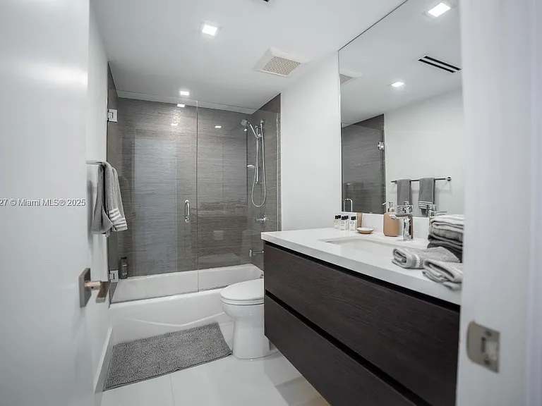 5600 Collins Ave #14K — Photo 19
