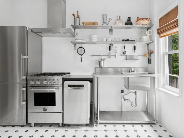 25 Veronica Place image 3 of 12