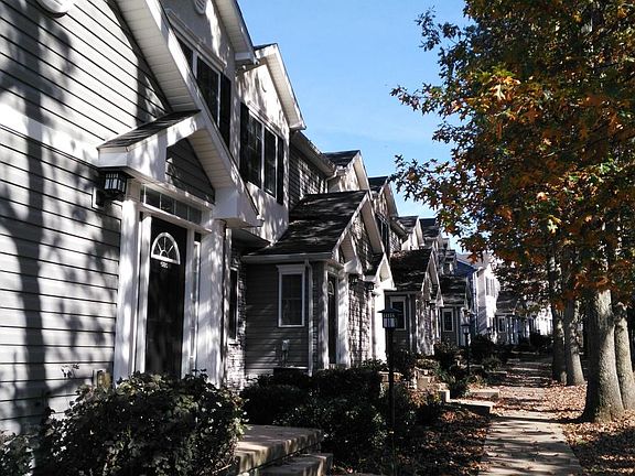 3rd image of 680C Oakwood Ave
