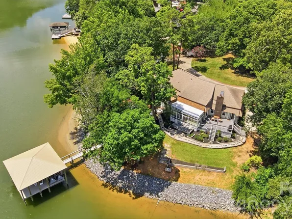 1031 Woodlake Ln, Tega Cay, SC 29708