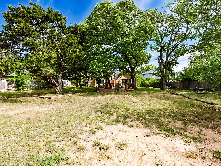 2106 Heather Dr — Photo 32
