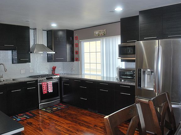 4th image of 10 Woodbury Ct