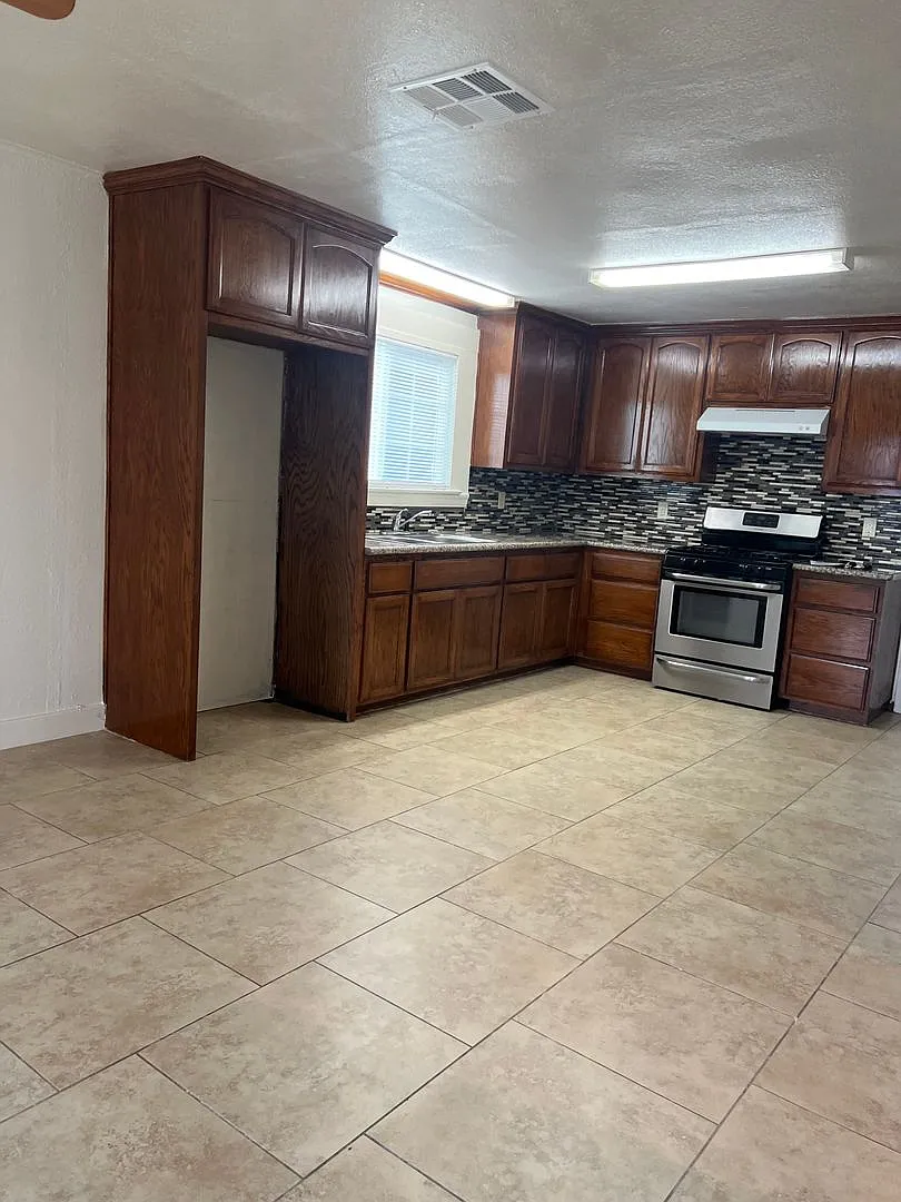 3 Bedroom, 1 Bath Home for Rent — Photo 4