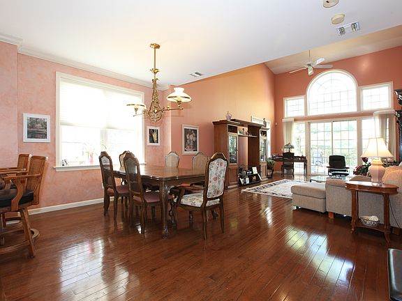 5th image of 706 Balfour Pl